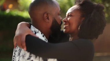 Afrikalı çift romantik bir şekilde, kadın ve erkek birbirlerine bakıyorlar.