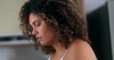 Endişeli kadın endişeli. Düşünceli siyah insan pişman.