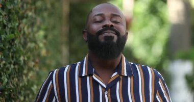 Afrikalı adam maskesini çıkartıyor rahatlıyor, kabarık konseptin sonu.