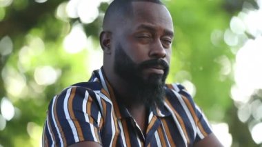 Afrikalı adam gökyüzüne bakıyor. Yüzü merakla bakar