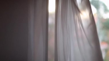 Pencereyi yavaş çekimde yüzen meltemde açar