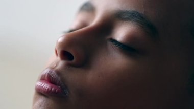Afrikalı erkek gözleri meditasyonda ve tefekkür ederken kapalı, yakın çekim yüzü