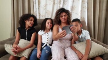 Brezilyalı anne ve çocuklar internet üzerinden aile içi iletişim tableti kullanıyorlar