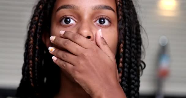 Reacción Shocking Superada Etnia Negra Infantil — Vídeos de Stock