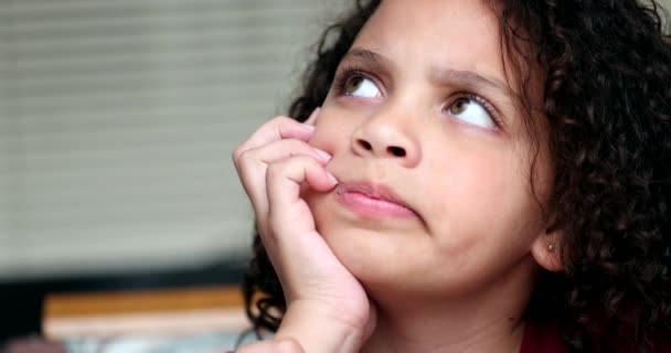 Zamyślona Dziewczynka Szukająca Odpowiedzi Troskliwe Dziecko Głęboko Myślące — Wideo stockowe