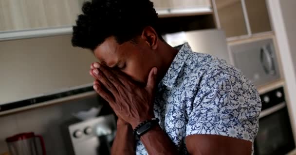Homme Noir Souffrant Ressent Anxiété Africain Souvenirs Douloureux — Video