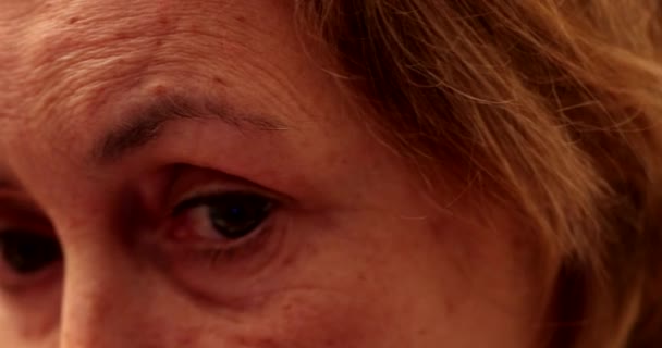 Kıdemli Yaşlı Kadın Makro Gözler Yakın Çekim — Stok video