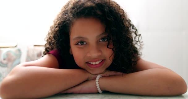Счастливой Смешанной Расы Маленькая Девочка Улыбается Камеру Симпатичный Разносторонний Ребенок — стоковое видео