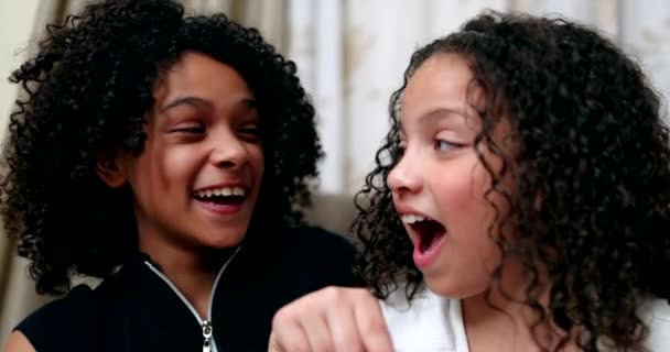 Dos Niños Feliz Reacción Contenido Del Teléfono Inteligente Línea Niñas — Vídeos de Stock