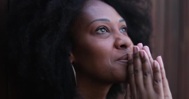 Αφρικανή Γυναίκα Που Νιώθει Ελπίδα Και Ευγνωμοσύνη Πρόσωπο Που Προσεύχεται — Αρχείο Βίντεο