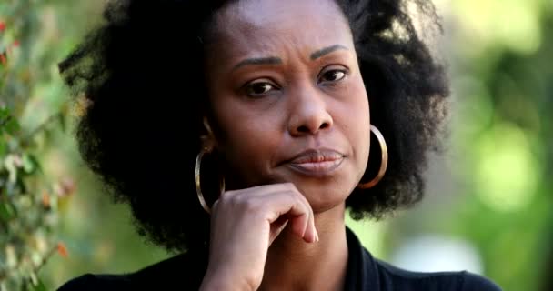 Femme Noire Africaine Douteuse Regardant Caméra Personne Sceptique Incertaine — Video