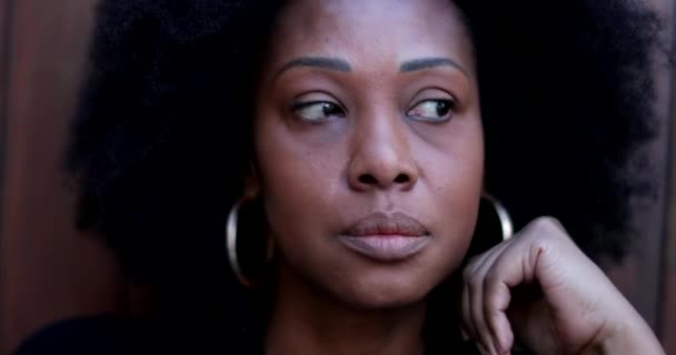 Pensiva Donna Africana Pensierosa Persa Nel Pensiero — Video Stock