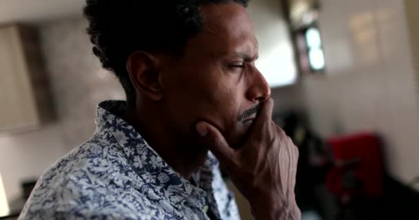 多愁善感的非洲男人 在家里体贴周到的黑人 — 图库视频影像