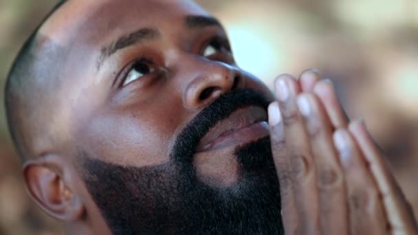 Geistliche Schwarzafrikanische Person Gebet Gebet Spürt Gegenwart Gottes — Stockvideo