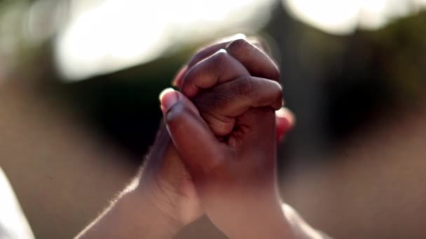 Duas Pessoas Unindo Mãos Luz Sol — Vídeo de Stock