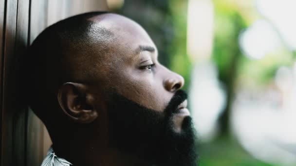 Düşünceli Siyah Adam Yalnız Başına Tanrı Dua Ediyor — Stok video