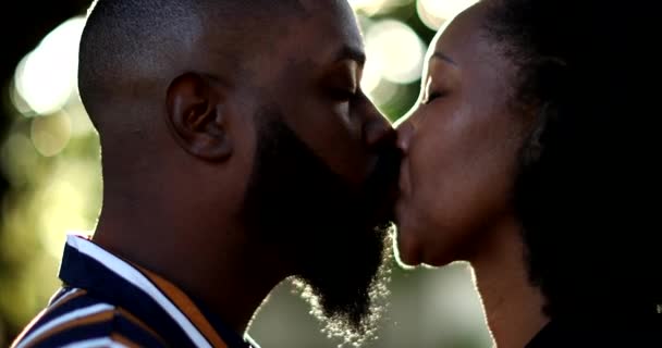 Afrykańska Para Zakochana Poza Całowaniem — Wideo stockowe