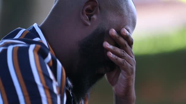 Африканский Мужчина Чувствует Сожаление Разочарование — стоковое видео