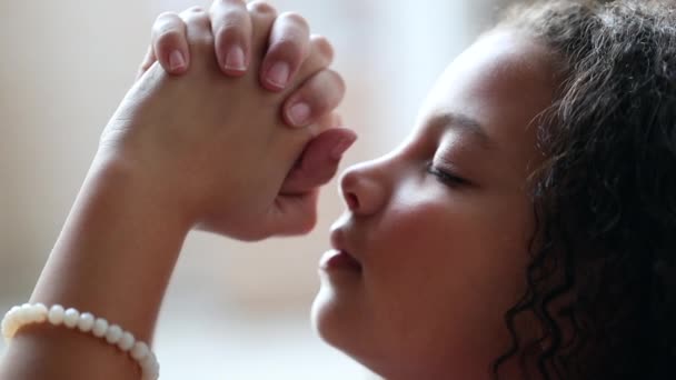 小女孩向上帝祈祷 灵童祈祷 — 图库视频影像