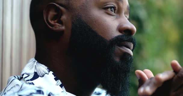 Boldog Töprengő Spirituális Afrikai Férfi Érzés Pozitív Reményteljes — Stock videók