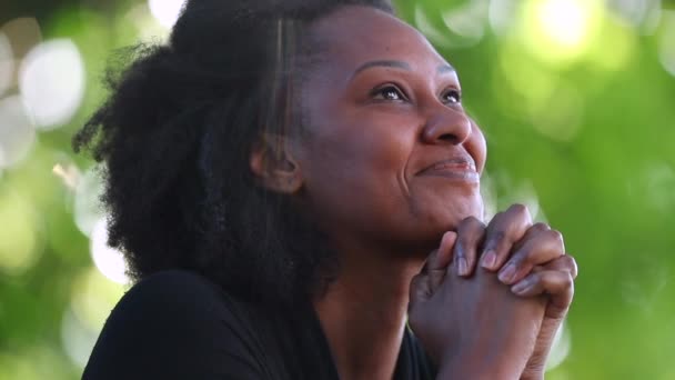 Mulher Africana Esperançosa Agradecendo Deus Pela Ajuda Pessoa Que Tem — Vídeo de Stock