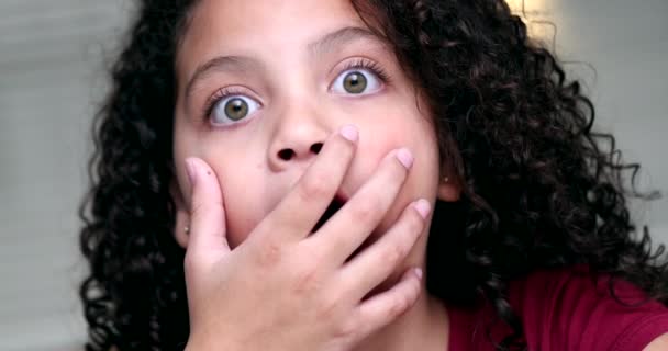 Реакция Маленькой Девочки Новости Прикрывающие Рот Рукой — стоковое видео