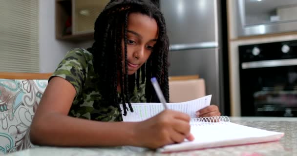 Adolescente Menina Negra Estudando Casa Cozinha — Vídeo de Stock