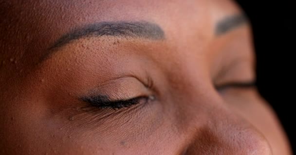 Méditatif Femme Africaine Fermer Ouvrir Les Yeux Regardant Ciel Oeil — Video