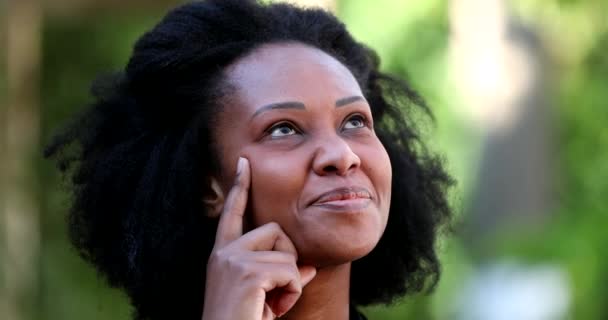 Mujer Africana Teniendo Una Idea Ruptura Momento Eureka Persona — Vídeos de Stock