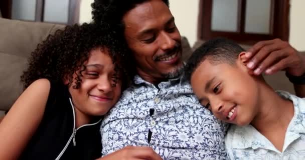 Vater Und Kinder Zusammen Ehrlicher Liebe Und Fürsorge — Stockvideo