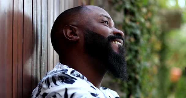Agradável Homem Africano Sorrindo Fora Sentindo Bem Estar — Vídeo de Stock
