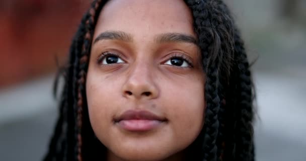 Lycklig Latinamerikansk Svart Flicka Barn Öppnar Ögonen Till Himlen Tittar — Stockvideo