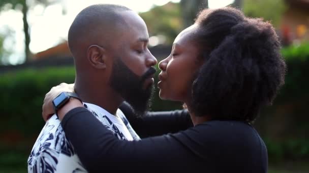 Couple Baisers Homme Femme Africains Baisent Dehors — Video