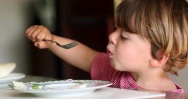 Çocuk kavun yiyor. Sağlıklı yaşam tarzı, sarı kavun yiyor.