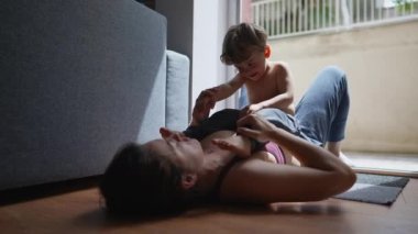  Anne ve bebek yerde birlikte yatıyor.