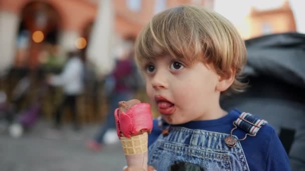 Mały Chłopiec Jedzący Lody Dziecko Pustynię — Wideo stockowe