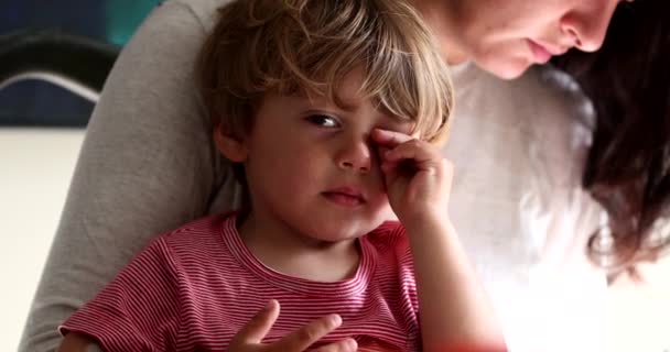 Niño Limpiando Cara Con Mano Niño Frota Cara Tocando Los — Vídeos de Stock