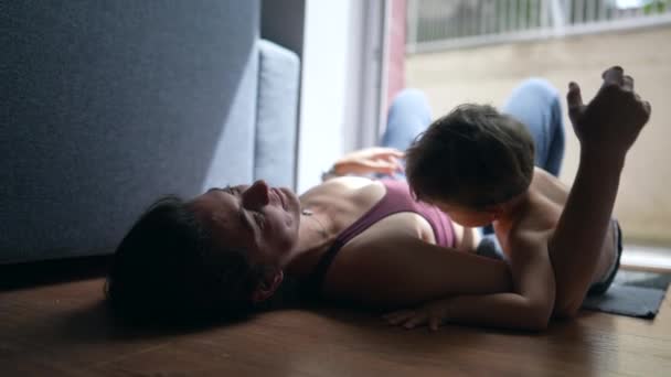 Mutter Und Kind Liegen Auf Dem Boden Und Ruhen Sich — Stockvideo