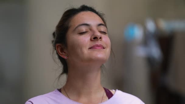Mujer Meditativa Ojos Cerrados Tomando Una Respiración Profunda Hacia Fuera — Vídeos de Stock