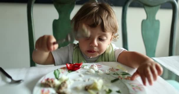 小孩在饭桌上学着用叉子吃饭 — 图库视频影像