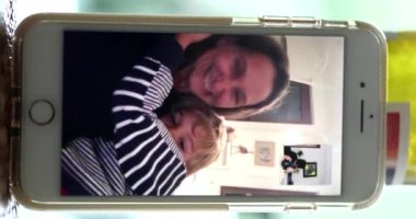 Çok yönlü bir video. Aile üyeleri akıllı telefon aygıtıyla konuşuyor, şehirlerarası iletişim.