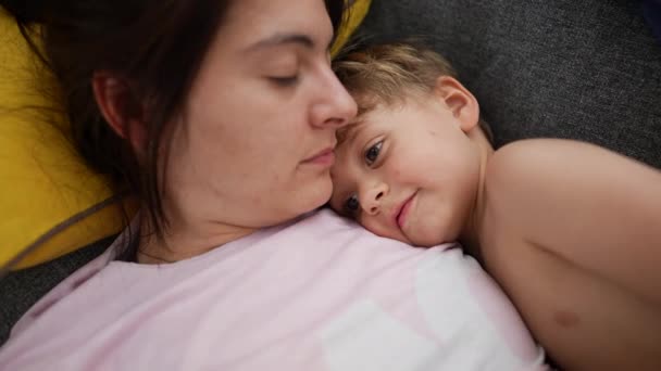 Mère Enfant Couchés Sur Canapé Reposant Petit Garçon Trouve Sur — Video