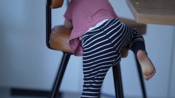 Mały Chłopiec Wspinający Się Krzesełko Dla Dzieci — Wideo stockowe