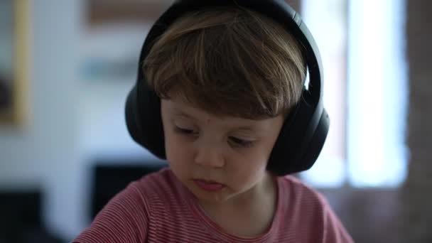 Niño Pequeño Con Auriculares Cara Primer Plano — Vídeos de Stock