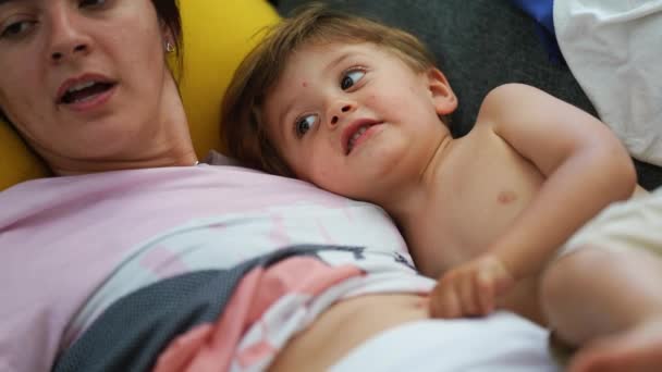 Mãe Criança Deitada Sofá Descansando Menino Encontra Sofá Com Mãe — Vídeo de Stock