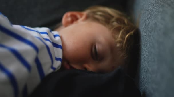 Liten Pojke Sover Soffan Närbild Fötter Och Tår Somnade — Stockvideo