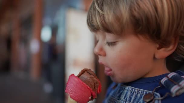 Mały Chłopiec Jedzący Lody Dziecko Pustynię — Wideo stockowe