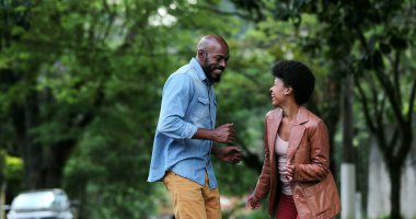 Sokakta dans eden Afrikalı çift