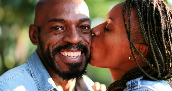 在外面亲吻男人的非洲女孩 快乐的黑人 — 图库照片