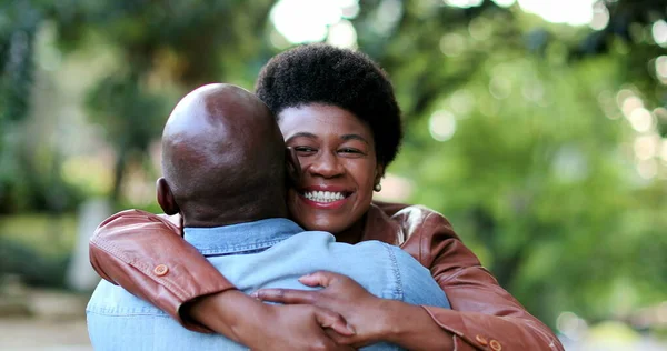 Afričané Objímají Žena Běží Partnerským Objetím Objímají — Stock fotografie